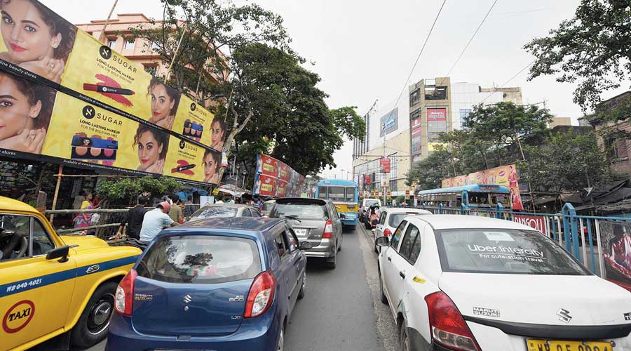 More cops and no rain ensure smooth traffic in Kolkata, save some pockets