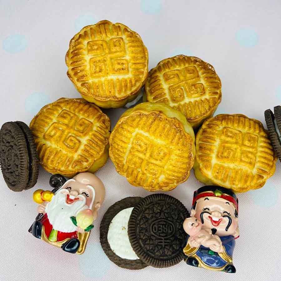 MOONCAKE FROM BOMA ASIAN BAKERY: This traditional Chinese dessert is as pretty as it is delicious. Choose from classic flavours or go for familiar ones like Oreo to end Sashthi on a sweet note. 