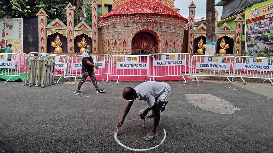 41 Pally Club has drawn circles outside its pandal to enforce social distancing.