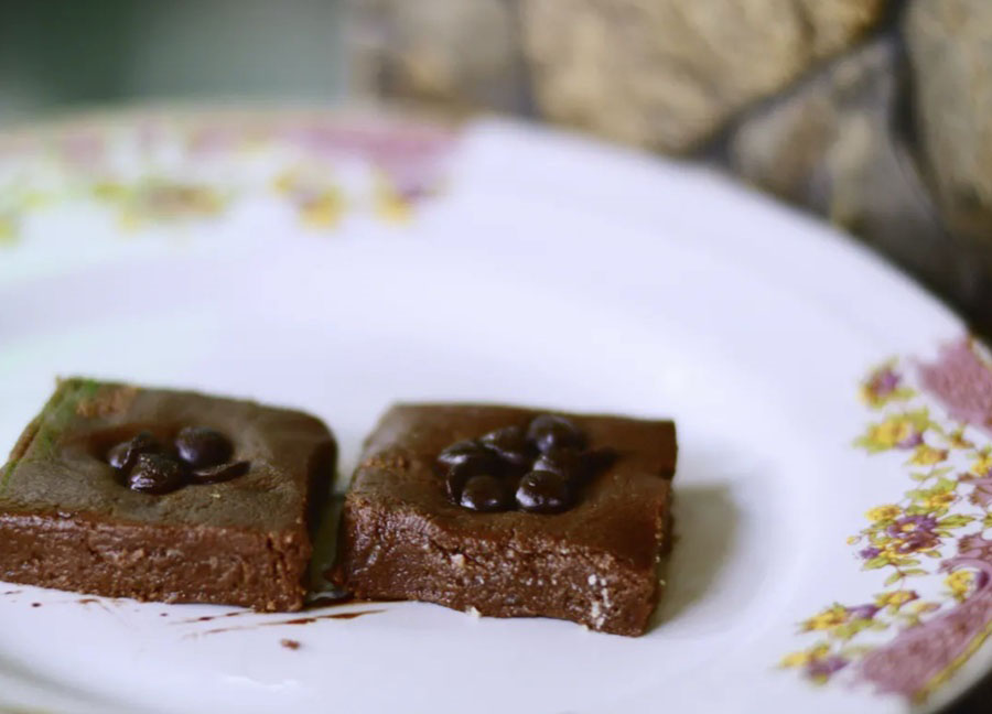 CHOCOCHIP SANDESH FROM NALIN CHANDRA DAS AND SONS: Chocolate and sandesh is a win-win at this 175-year-old traditional sweet shop. Found at Hatibagan, Girish Park and their other outlets, enjoy the soft texture of this sandesh with the delightful taste of chocolate.