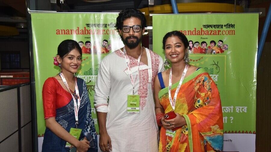 Abasan-e Singhashan-e contest jury members (left to right) Anusha Viswanathan, Ranojoy Bishnu and Sohini Sarkar