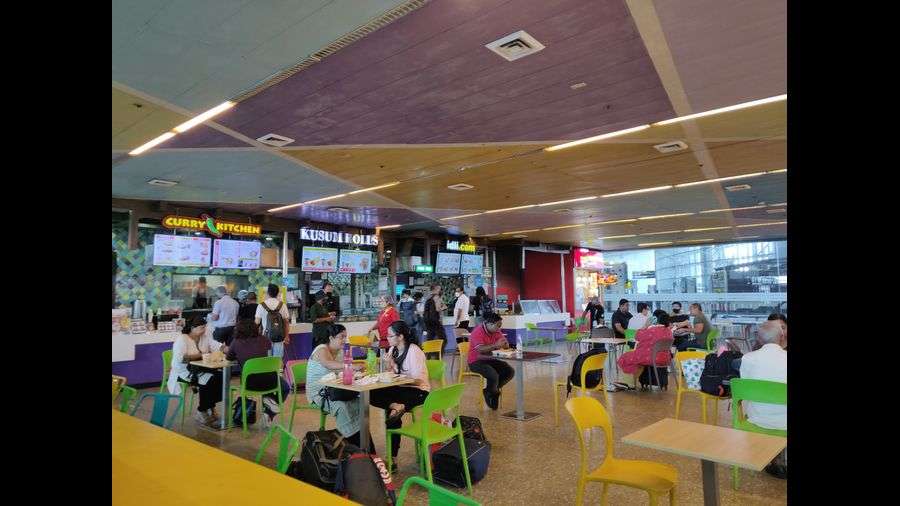 FOOD BOULEVARD: Curry Kitchen, Kusum Rolls, Idli.com, Flurys, Tea Junction, Banchharam’s, Enerzy… there is plenty to choose from at this spacious food court at the Kolkata airport. Ample seating makes it convenient for fliers who need to grab a bite or catch up on work. 