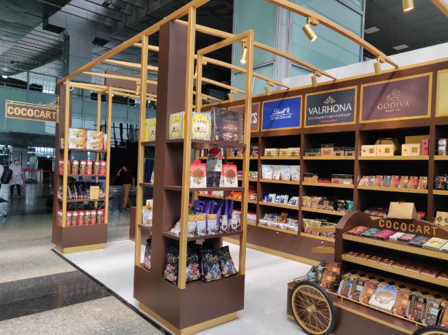 COCOCART: One hasn’t really breezed through an airport without eyeing the imported chocolates on display. Cococart is worth a stop even if it is just to salivate at the brands that you don’t find easily elsewhere. The shelves stacked with Godiva, Lindt or Valrhona will make you feel like Charlie in the chocolate factory. 