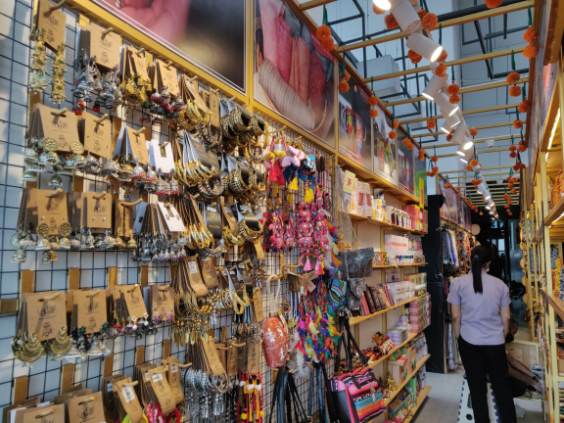 RARE PLANET: We fell in love with this little store because of its colourful offerings from trinkets and keychains to perfumes and figurines. They’re also noted for their terracotta kulhads and coffee mugs. The best part? This pan-India chain is a homegrown start-up by Kolkata boy Ranodeep Saha. 