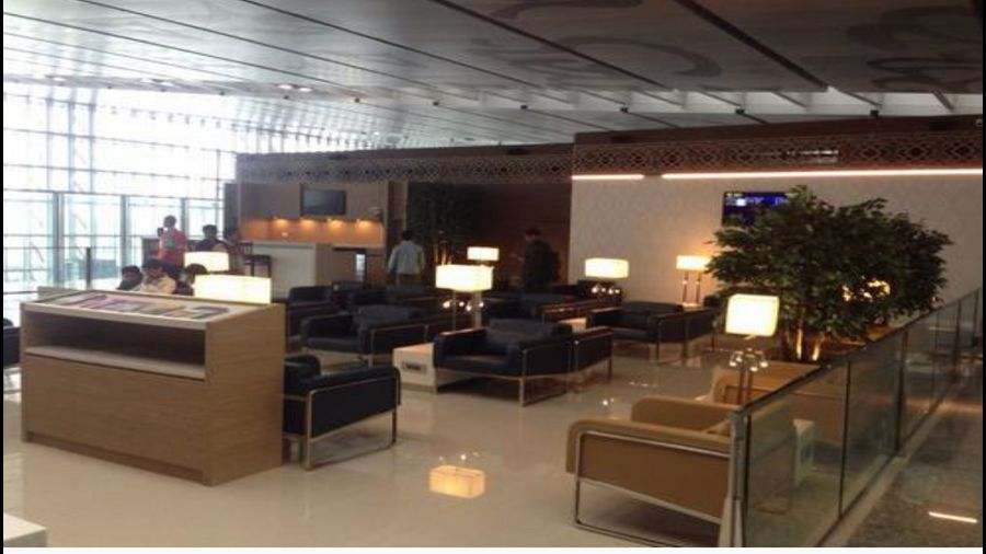 TRAVEL CLUB: The only operational F&B stop on the first floor of the domestic departure for those who have either a Priority Pass or a premium credit card. Meals and drinking water bottles are complimentary at this lounge, there’s free Wifi, and the seating is the most comfortable you’ll find in the domestic departure section. 