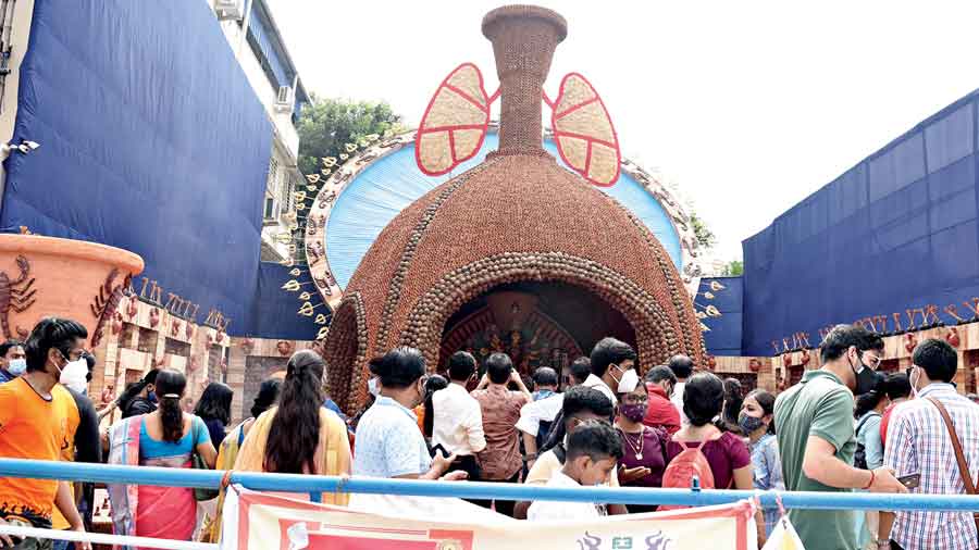  Visitors at Bosepukur pandal on Thursday. 