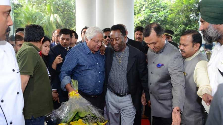 Pele, accompanied by Chuni Goswami, enters Taj Bengal