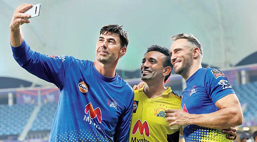 CSK coach Stephen Fleming takes a selfie with  Robin Uthappa and Faf du Plessis on Friday.