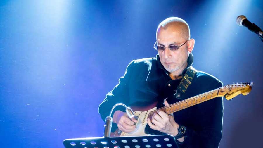 Amyt Datta in concert at GD Birla Sabhaghar in Kolkata during the launch of the book, ‘Calling Elvis’ in January 2020