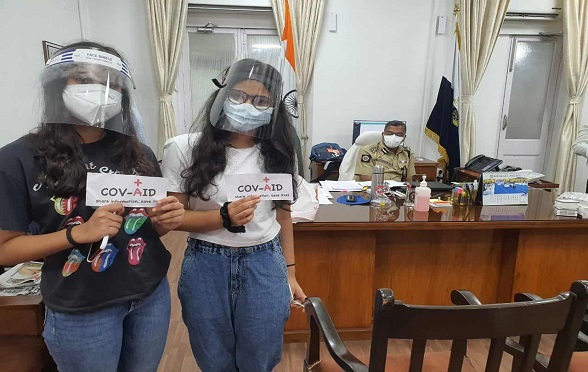Brisha and Sneh at the Kolkata Police headquarters in Lalbazar, where they handed over money collected as donation for COVID relief.