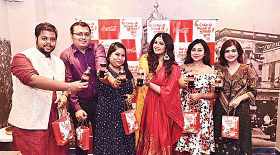 (L-R) Arnab Das, Abhishek Chakraborty, Manashi Bhattacharya, Isita and Anukta Ghosal, with Ritabhari Chakraborty
