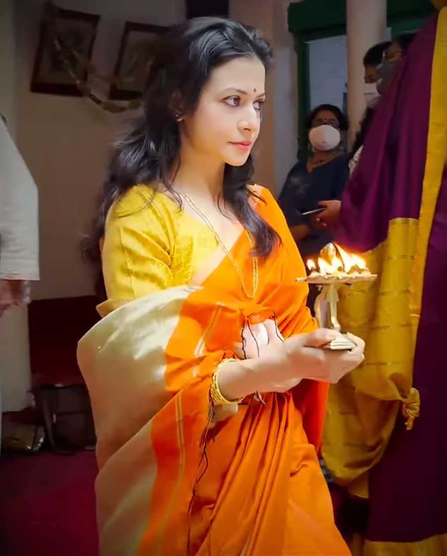 LIGHT OF FAITH: Actor Koel Mallick performs Lakshmi Puja rituals at her home on Wednesday, October 20