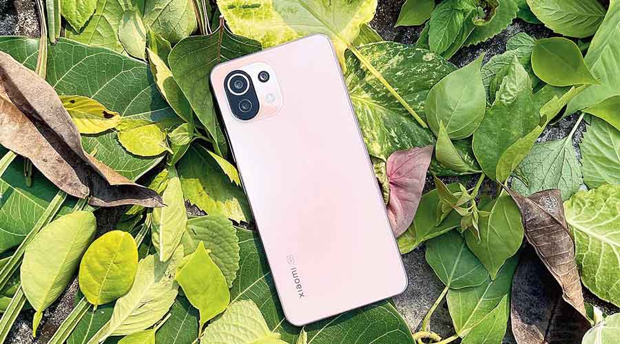 Xiaomi 11 Lite NE 5G is a stylish phone with a great camera set up.
