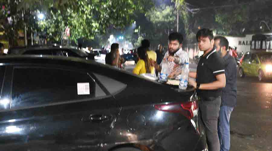 Diners outside Sharma Dhaba on Ballygunge  Circular Road at 11.20pm on Saturday