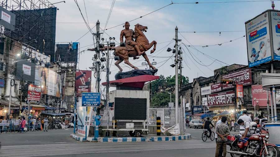 Unveiled in 1969, the Netaji statue at the five-point crossing of Shyambazar has evolved into a larger-than-life compass over time