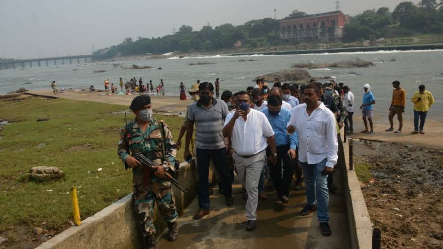 State health minister Banna Gupta inspects the Subernarekha Ghat at Sakchi in Jamshedpur on Monday. 