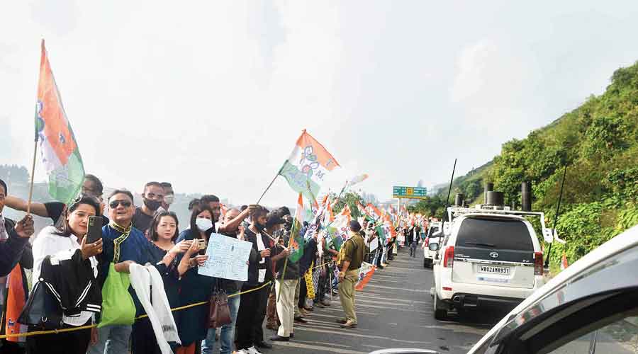 People welcome chief minister Mamata Banerjee with flags in Kurseong on Tuesday.