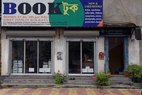 Booktuk: If you happen to drive down EM Bypass, drop by this unique book shop that sells books by the kilo. Booktuk is at 1172 Kalikapur, Madurdaha, quite close to Avishikta bus stop, and is winning the hearts of many broke bibliophiles. 