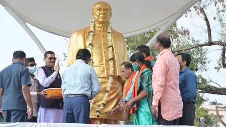 CM Hemant Soren and others unveil Sardar Patel's statue at the newly inaugurated park in Harmu, Ranchi.