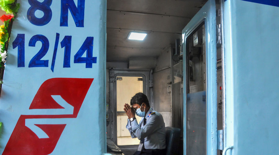 The train, one of the older AC rakes, arrived at Kudghat (Netaji) station around 9.25am. The second door of the first compartment did not close.