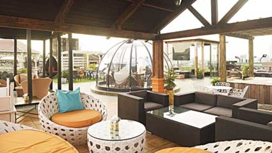 There are various sections to the lounge that can cater to all your unwinding needs, whether you are with friends or family. The different areas include pergolas, buffet as well as fine dining set-ups, a glass dome for privacy, private rooms and a massive bar area with a live music deck.