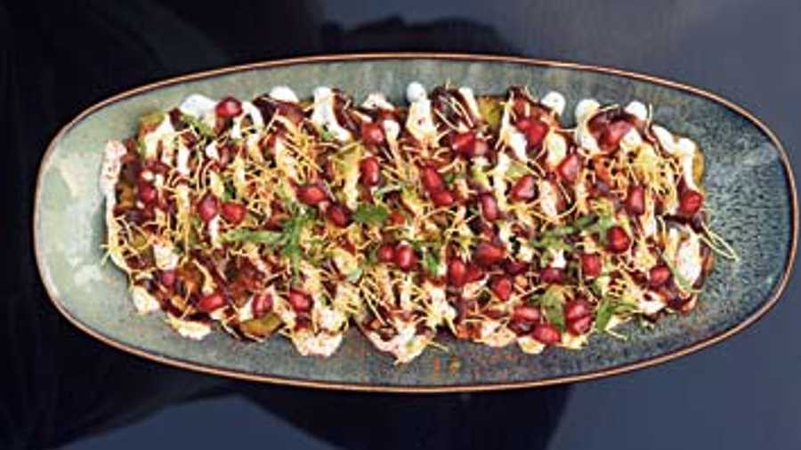 Palak Patta Chaat: Cloud Social has a wide selection of chaats from all over the country to satisfy your street food cravings. This dish comes with baby spinach crisp fried in a batter of Indian masalas and topped with sweet yoghurt and tangy imli chutney. Rs 330