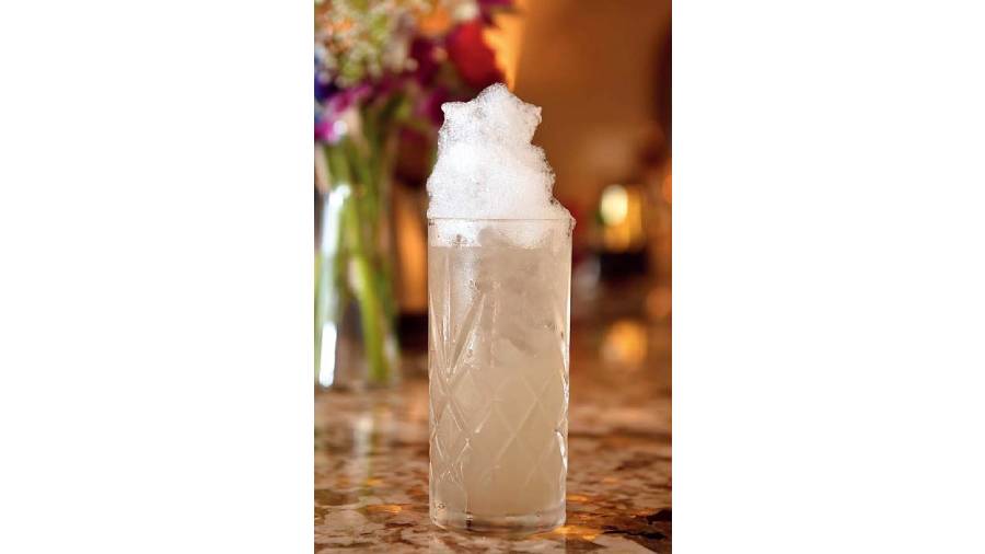 Ginger Fizz is a sparkling cocktail with a fruity note of peach, ginger and mango, ending with a gastronomic cloud.