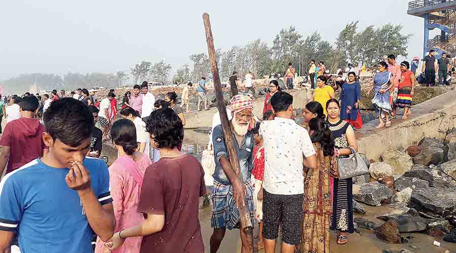 Tourists without masks crowd on a beach in Digha