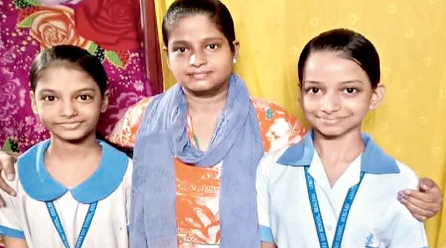 Sandra Teresa Gomes, who received The Abhirup Bhadra Memorial “Thank you Baba-Ma” Award, with daughters Josephina and Seraphina Sharma