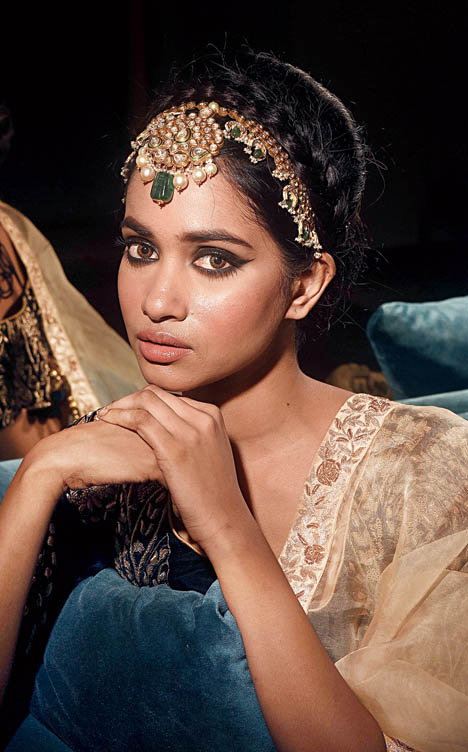 Mathapattis are on trend. But if you are not sure of investing in one, invest in a chunky neckpiece instead! This diamond and polki necklace from Virrayaa Jewellery, set in gold and accentuated with emeralds and South Sea pearls, on Meghna, is used as an ultra-glam mathapatti for Diwali, paired with an embellished outfit from Sayantan Sarkar.
