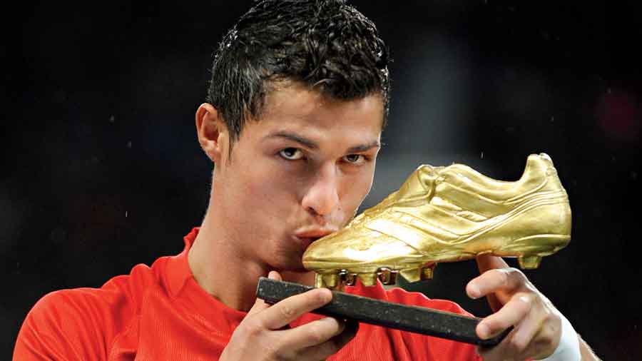 Cristiano Ronaldo with the 2008 Golden Boot trophy