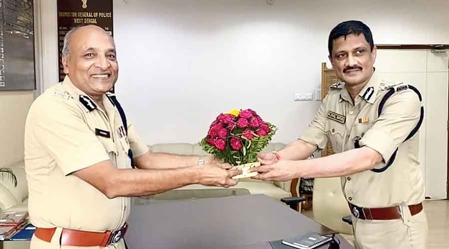Manoj Malaviya (right) with the outgoing DGP Virendra.