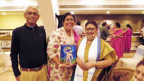 Bidisha Roy displays the book’s back cover illustration done by her flanked by father Manindra Nath Roy, an orthopaedist and a Purbachal Cluster III resident, and chief guest Shakuntala Barua. 