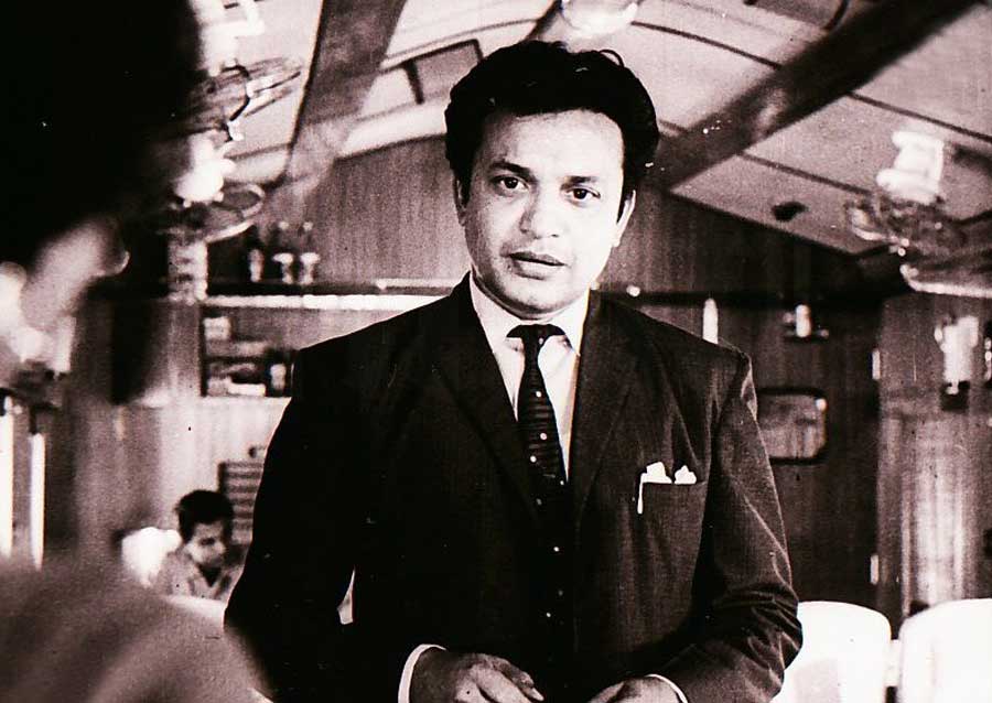 In his brief Bollywood foray, Uttam Kumar delivered memorable performances with leading Bollywood ladies such as Sharmila Tagore, Hema Malini and Vyjayanthimala Bali. And the maestro Satyajit Ray chose Uttam for Nayak (1966, in photograph above), a searing look at showbiz and stardom.