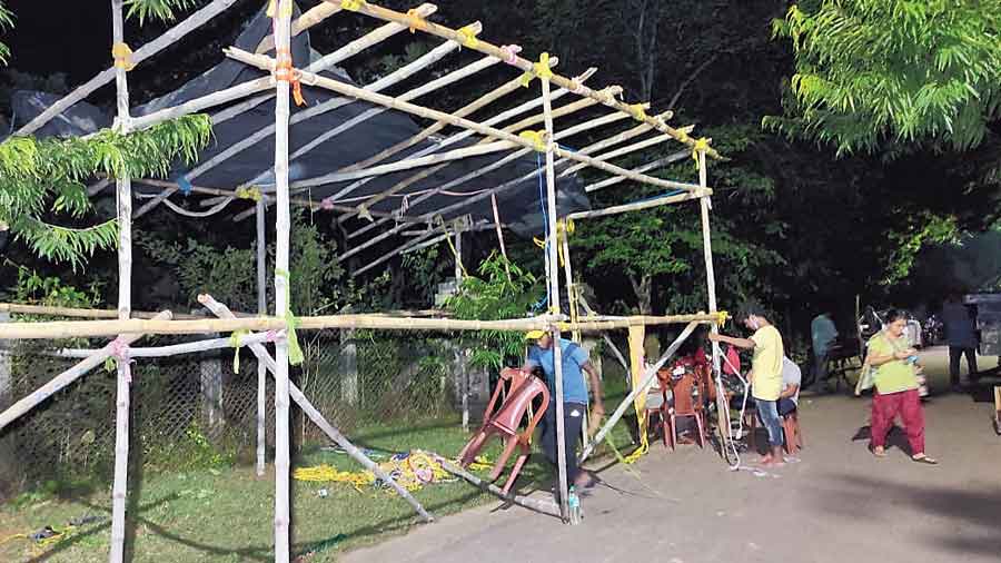 Students erect a new tent to continue their protest against the VC on Friday. 