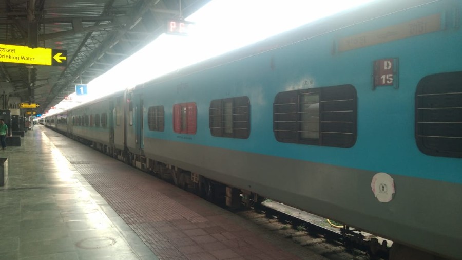 Railways to resume serving cooked food in trains