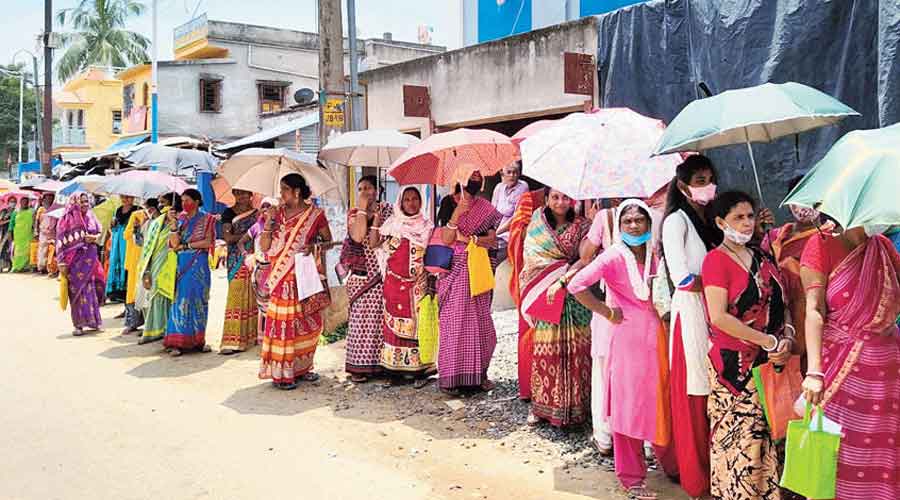 Women queue up at a Duare Sarkar camp to enroll themselves for the Lakshmir Bhandar scheme.