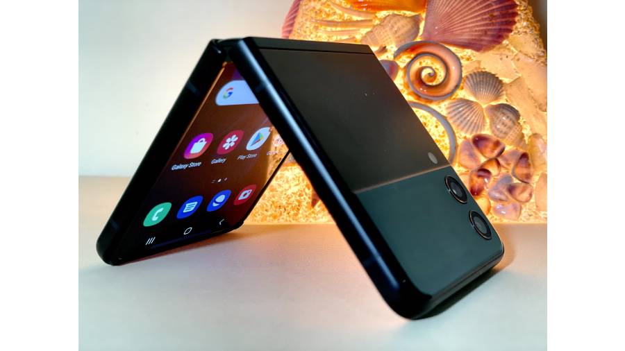 Samsung Galaxy Z Flip3 5G opens up to look like the smartphone we are used to. 