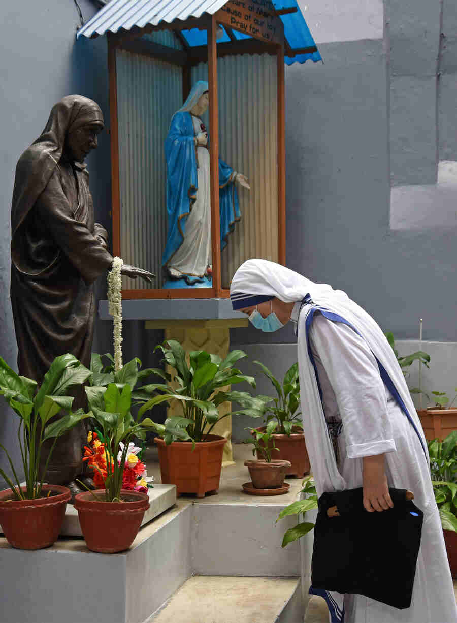 HUMBLE PRAYERS: A nun bows in front of a statue of Mother Teresa with an outstretched hand in Kolkata on Sunday.