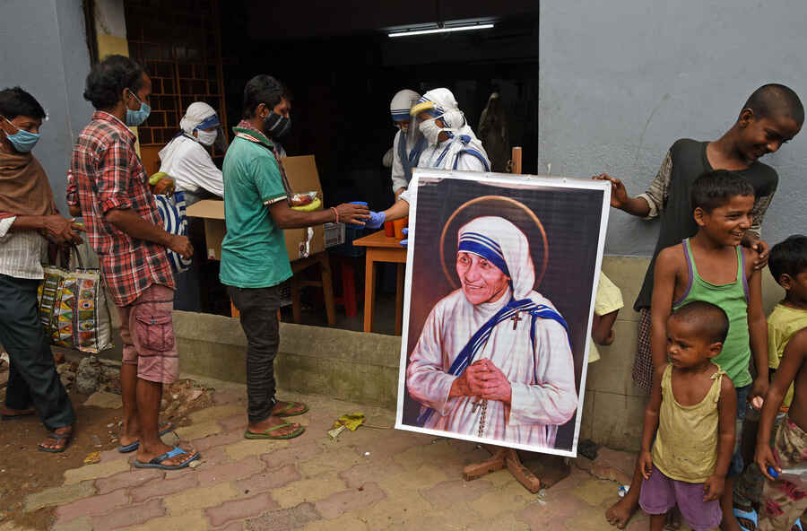 LEGACY LIVES: Nuns of the Missionaries of Charity distribute food among the underprivileged on Sunday.