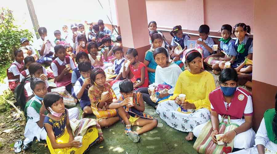 Children in Thakurnagar, East Midnapore, who received stationery from Pukaar