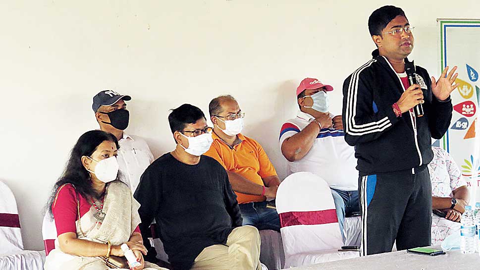 New Town deputy commissioner Bishop Sarkar addresses the volunteers at the meeting on Sunday. Seated from left are Urmila and Debashis Sen, assistant commissioner Shreya Sarkar (partially visible) and (back row) inspectors of New Town, Techno City and Eco Park police stations Sanat Das, Anindya De and Sushim Ganguly respectively.