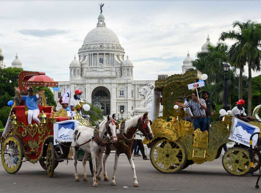 RIDE FOR THE VALLEY: Officials of Jammu and Kashmir's department of tourism ride on horse-drawn carriages in front of Victoria Memorial in Kolkata on Thursday, September 9 as part of a roadshow to woo tourists from Kolkata to the Valley