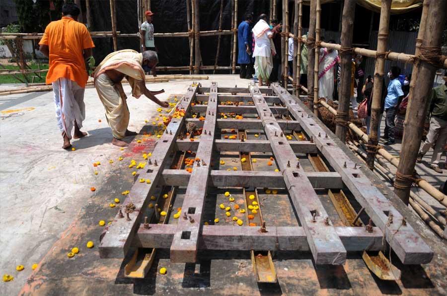 COUNTING DAYS: Priests perform khunti puja at Bagbazar Sarbojanin club in north Kolkata on Sunday, September 5. The ritual marks the beginning of preparations for Bengal's signature festival, Durga Puja