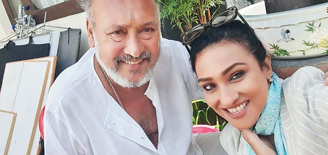 Rituparna with Victor Banerjee