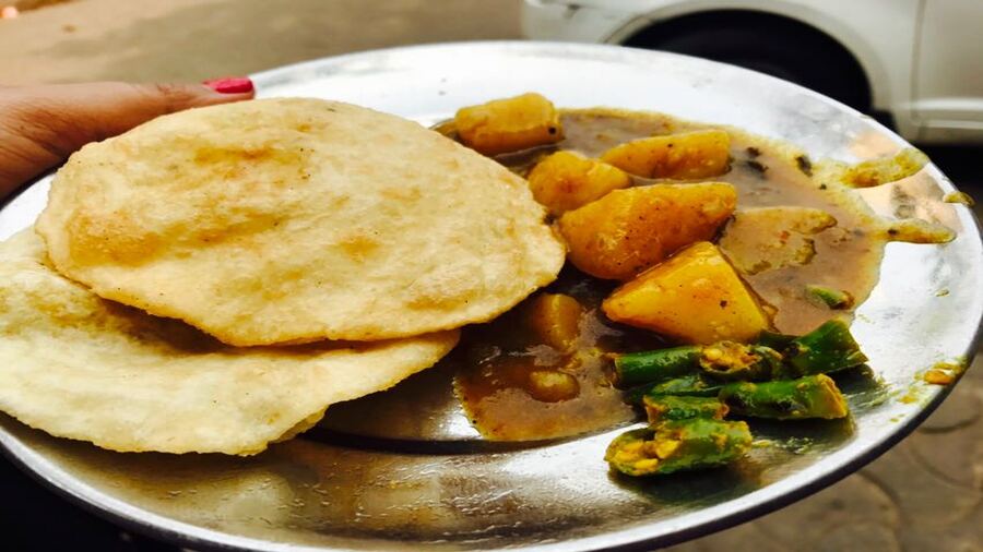 Digging into piping hot kochuris and aloo subzi over steaming hot bhnaars of chai is surely the best way to beat the depression on Monday. 