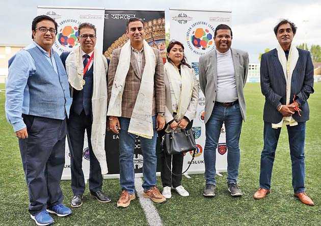 Bengal Heritage Foundation president Sourav Niyogi (extreme left) and vice-president Suranjan Som (second from right) with the guests (left to right) Raj Athwal, Rohit Vadhwana, his wife Femida Shaikh, and Bobby Mudhar from FA Bedfordshire