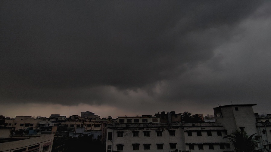 Kolkata’s tryst with rainy weekends refused to end as menacing clouds darkened the skies early on Saturday morning. Thunderstorm with lightning and light to moderate showers are forecast over Kolkata, Hooghly and North 24 Parganas  districts in the first half of the day. 