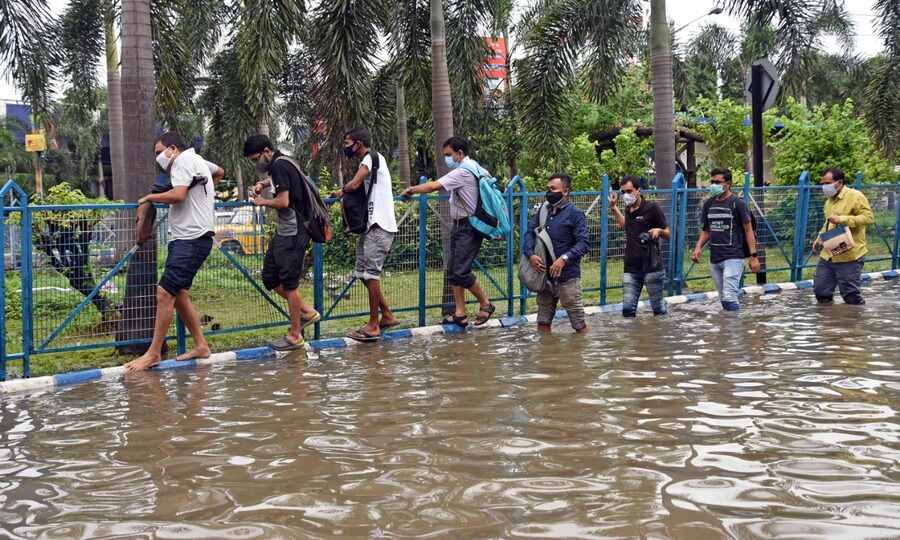 Near Chinar Park in New Town on Tuesday morning. Some parts of the township were flooded, including parts of Action Area 1, since the canals were overflowing. Appeals for food and water were being posted on the New Town Forum Facebook page
