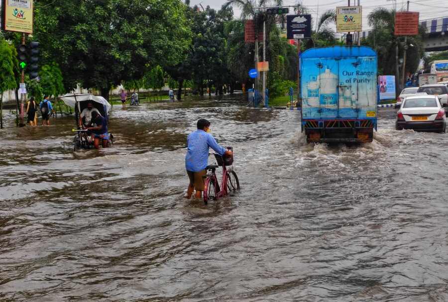 A stretch of VIP Road under water on Tuesday morning. “Despite the rains having stopped hours ago, there is no difference in the flooding in our area,” Parthiv Bhattacharya, 22, who lives near Tollygunge, told My Kolkata. “Many people have seen water seep into their garages and cars, and I myself had to use bricks to keep my car above water. Besides this, we still have no electricity, and connectivity is a major problem.”